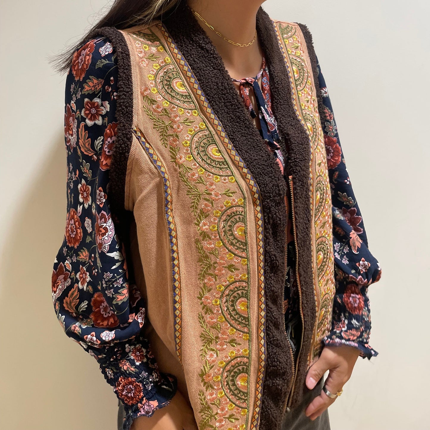 【SALE】POL 刺繍ボア付きベスト 50%オフ