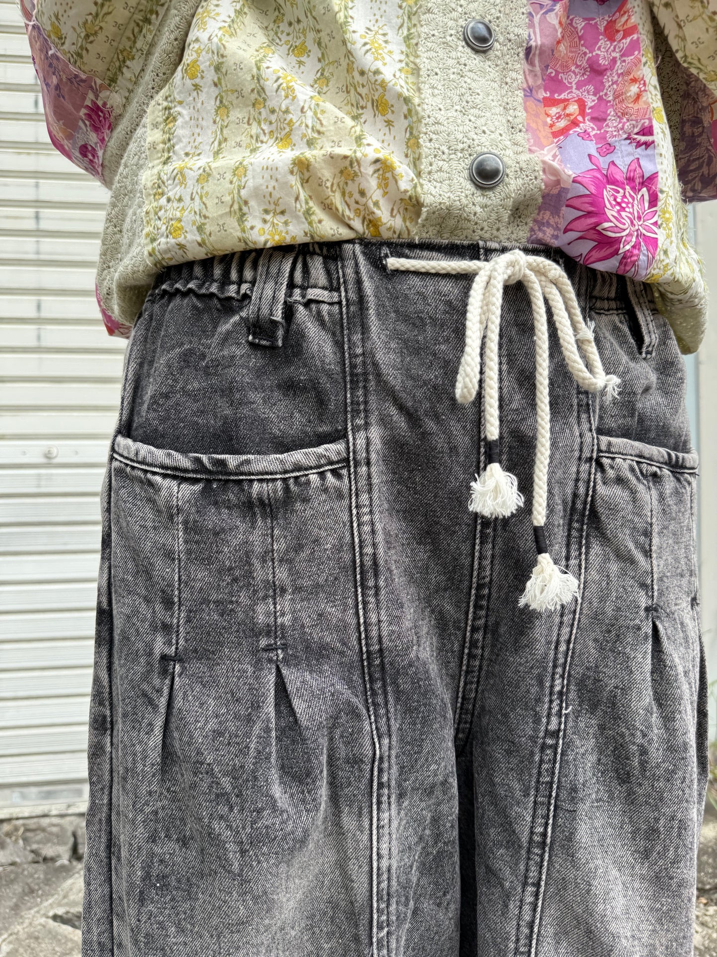 ウォッシュドグレーデニム バレルレッグパンツ