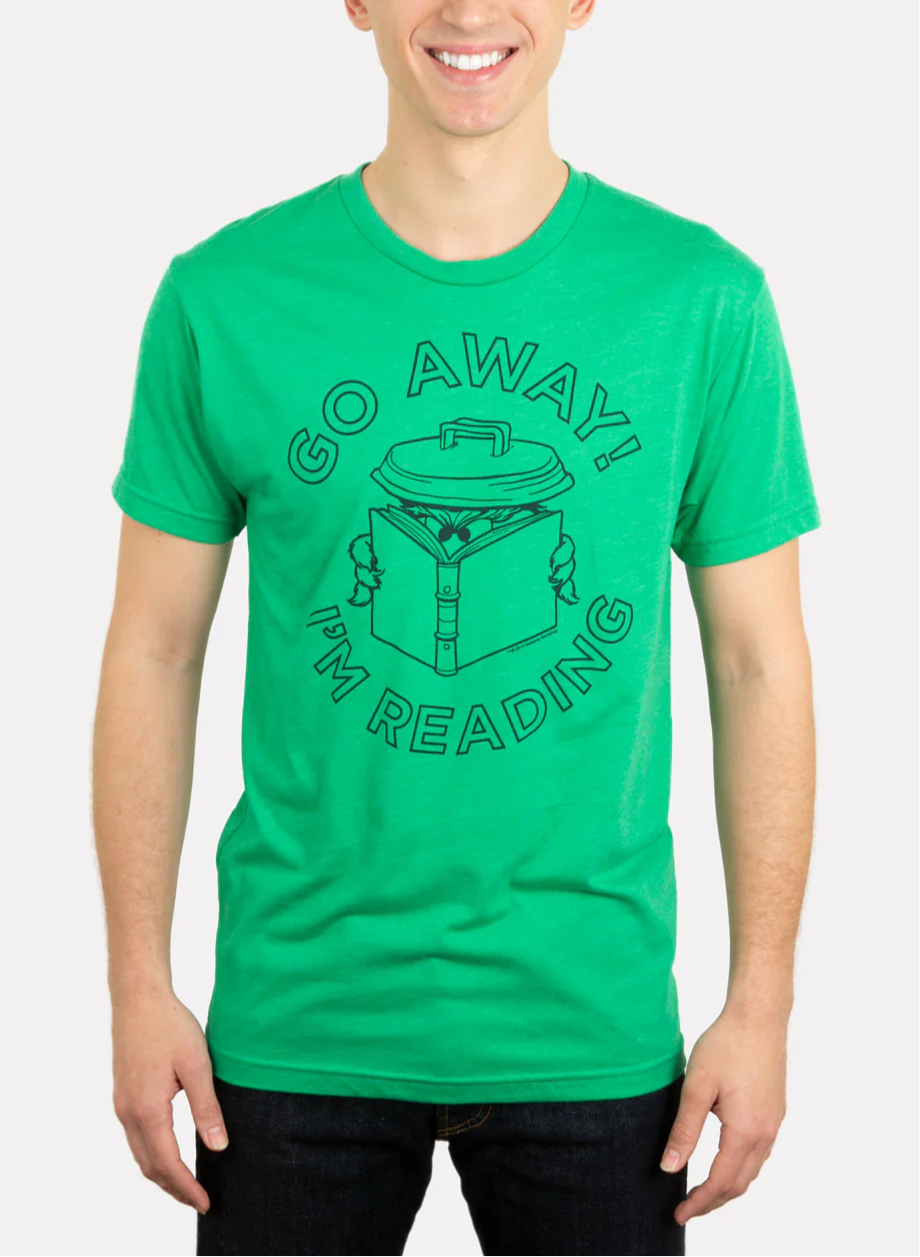 OUT OF PRINT セサミストリート Oscar the Grouch Go Away I'm Reading ユニセックスTシャツ