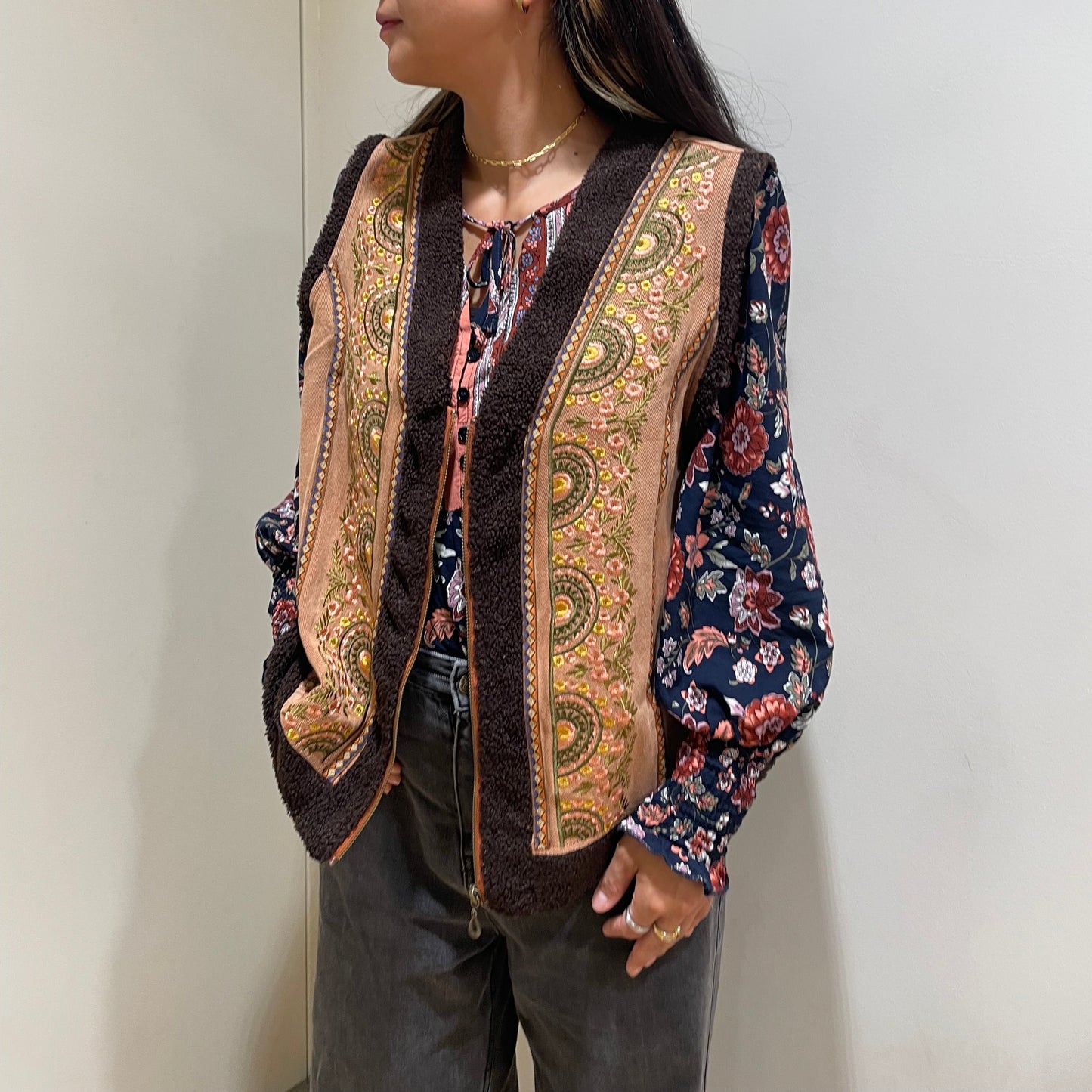 【SALE】POL 刺繍ボア付きベスト 50%オフ