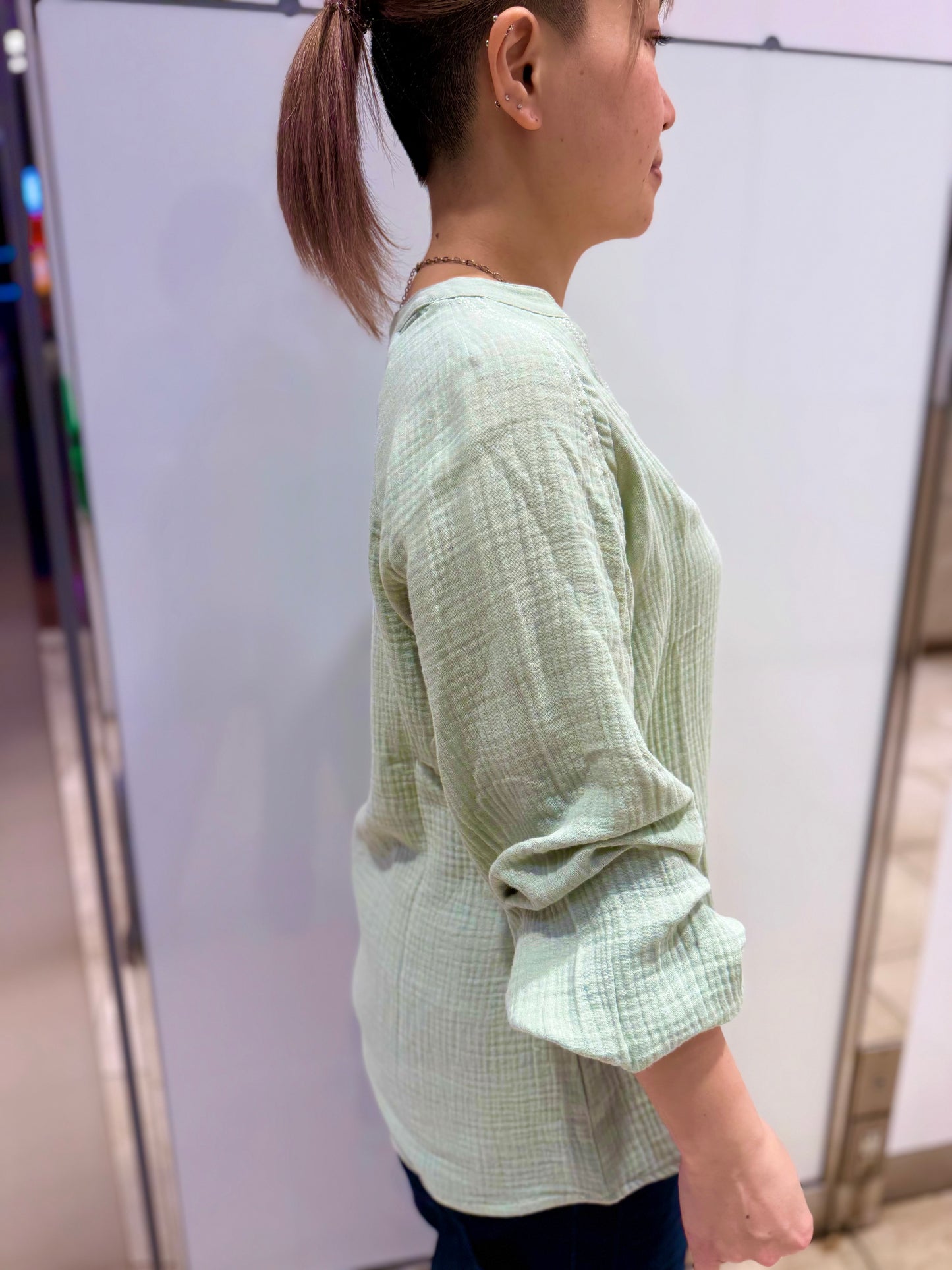 ピーサント Ｖネック刺繍トップス MCCOLIN