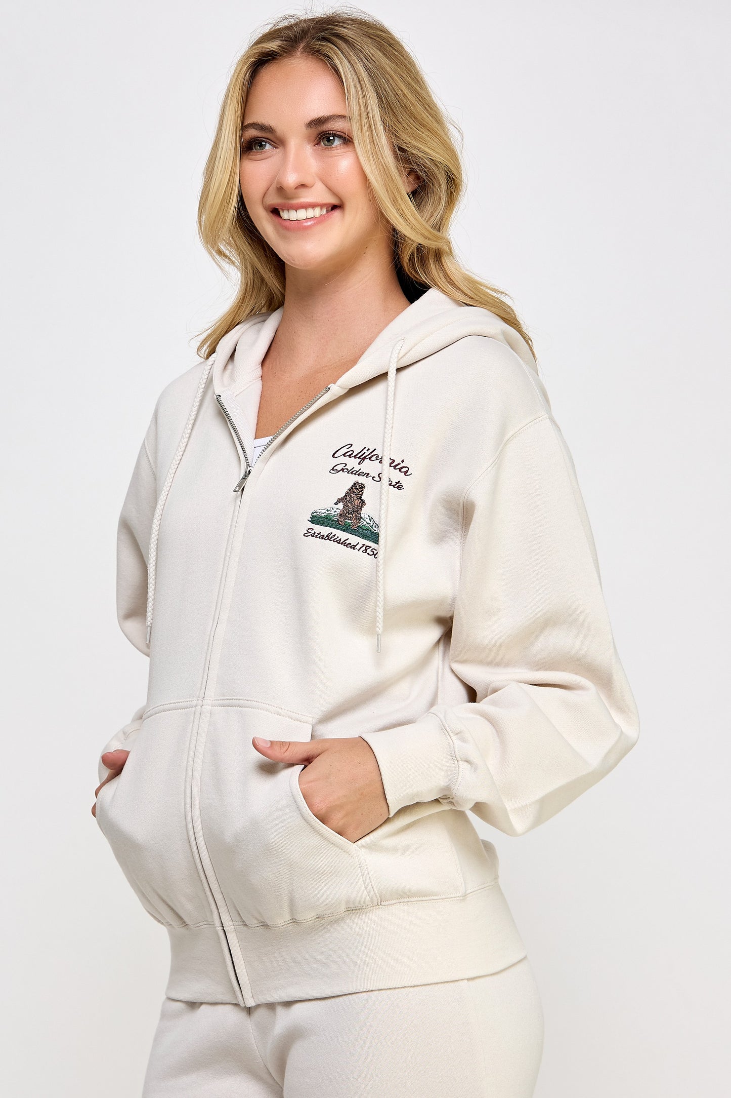 カリフォルニア刺繍 ゆったりジップアップフーディー