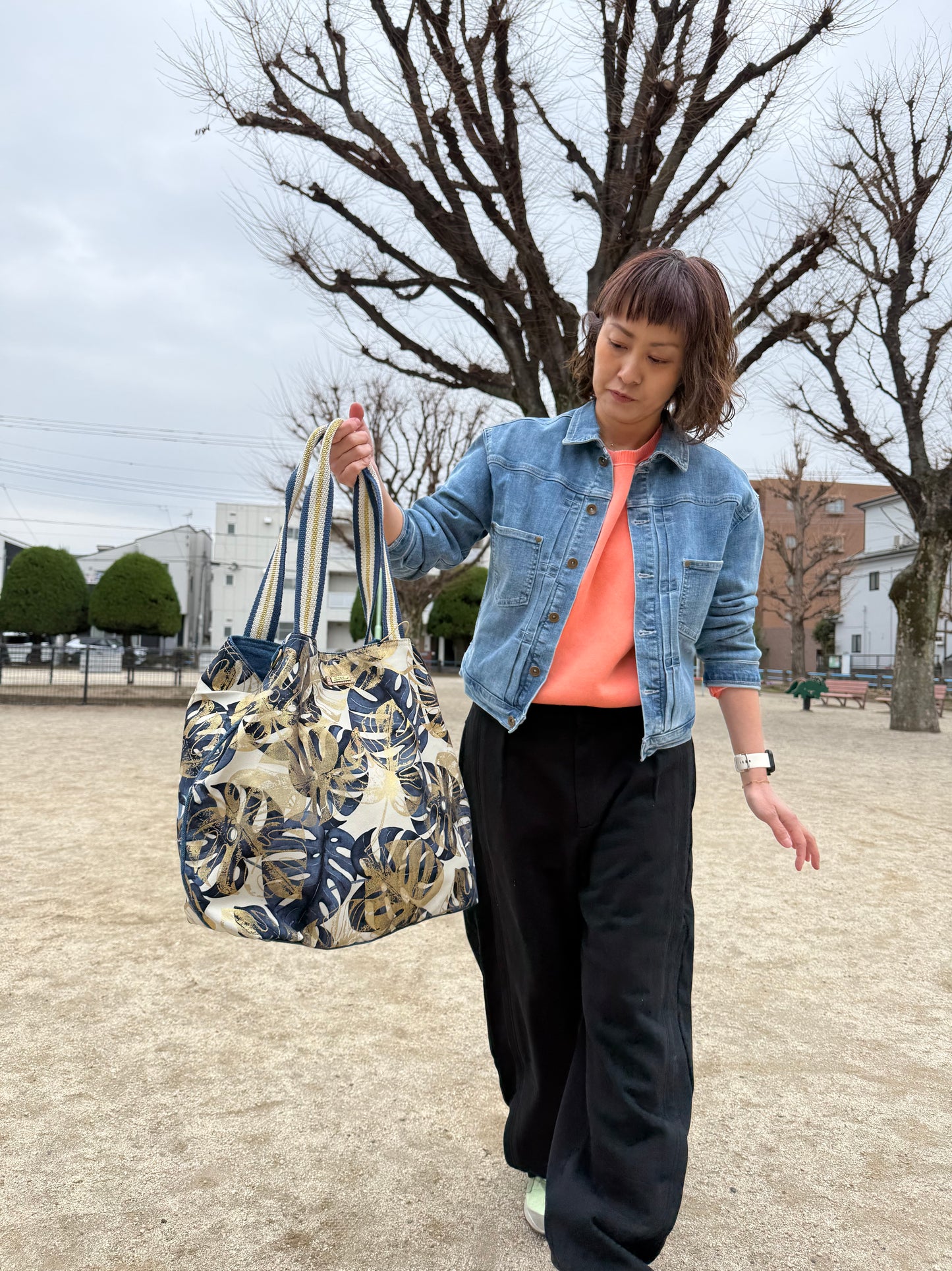 SunNSand メタリックモンステラトートバッグ