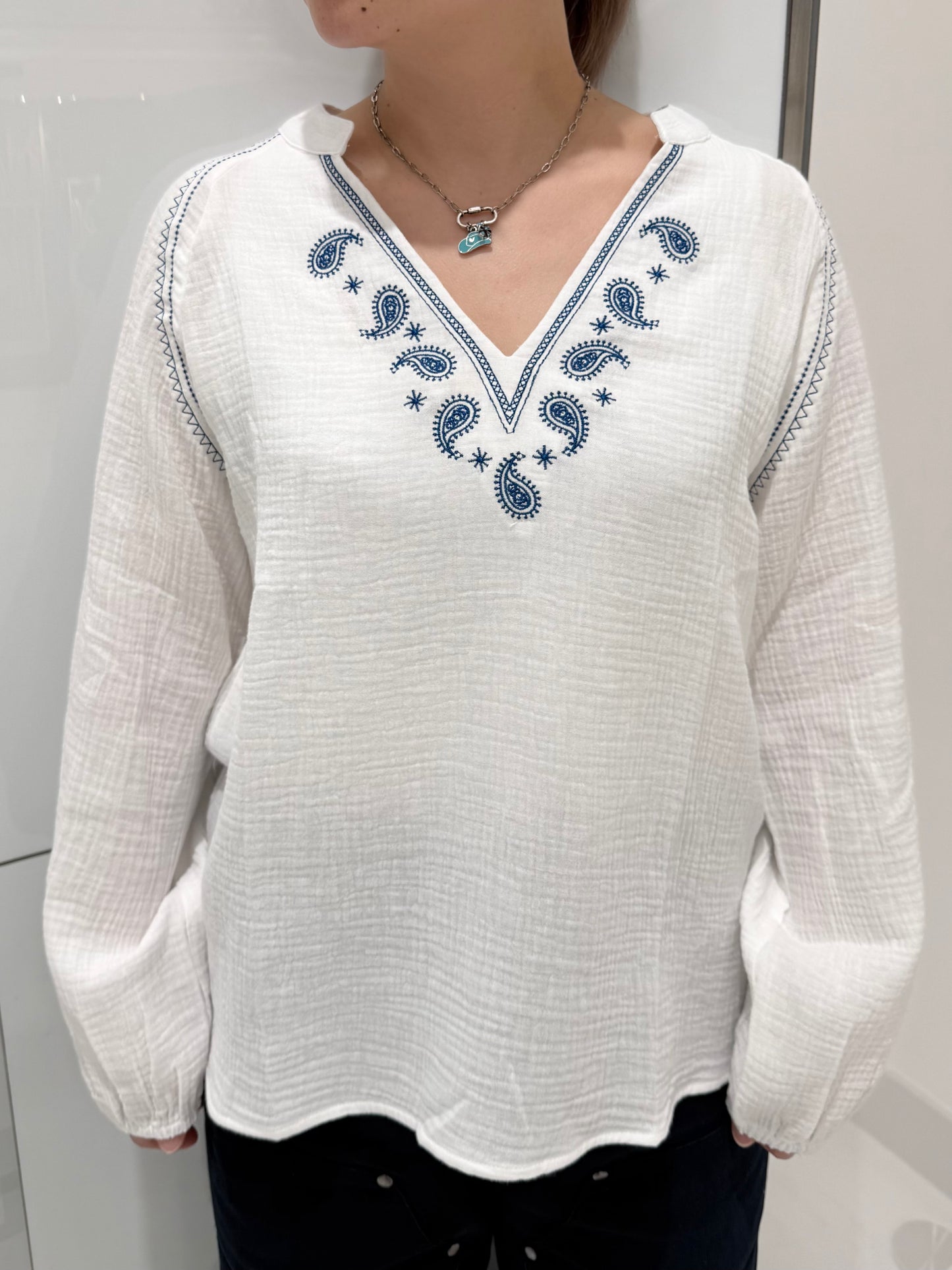 ピーサント Ｖネック刺繍トップス MCCOLIN