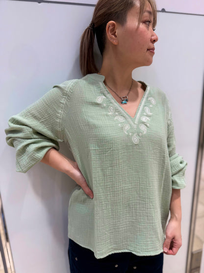 ピーサント Ｖネック刺繍トップス MCCOLIN