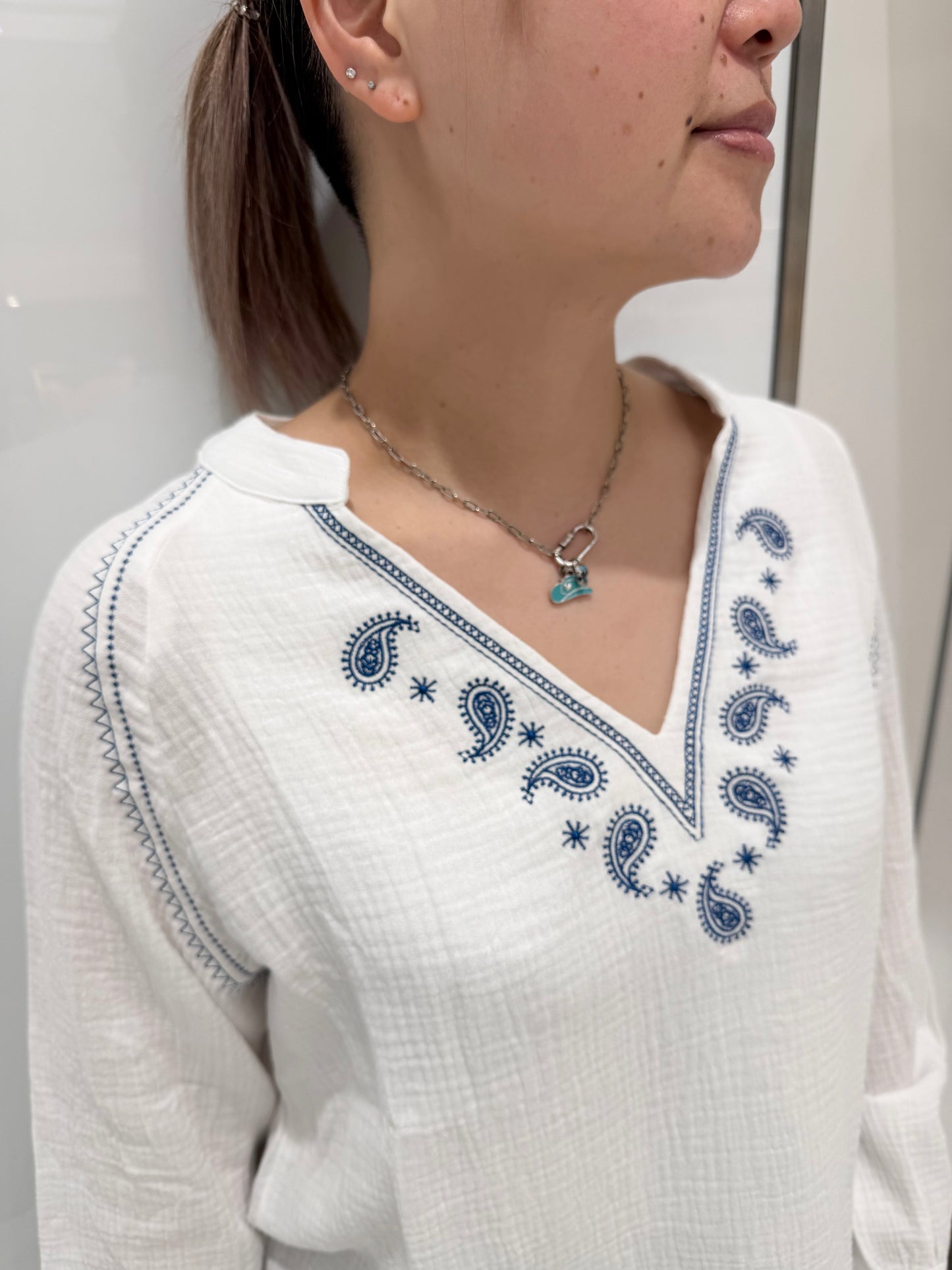 ピーサント Ｖネック刺繍トップス MCCOLIN