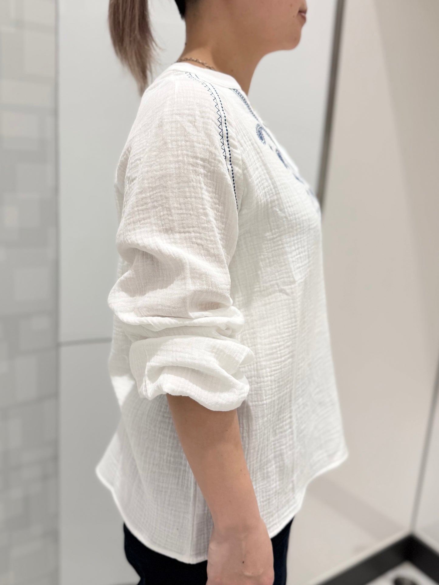 ピーサント Ｖネック刺繍トップス MCCOLIN