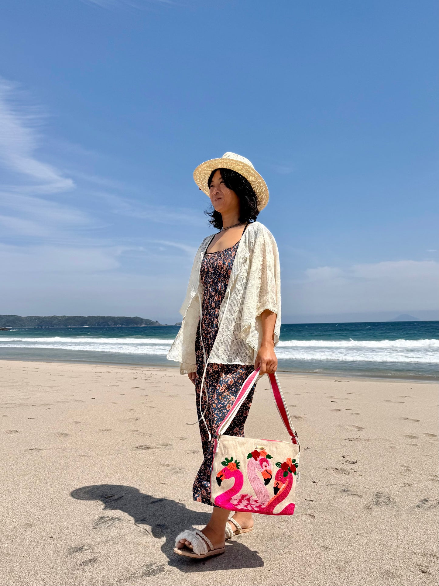 SunNSand フローラルフラミンゴショルダーバッグ