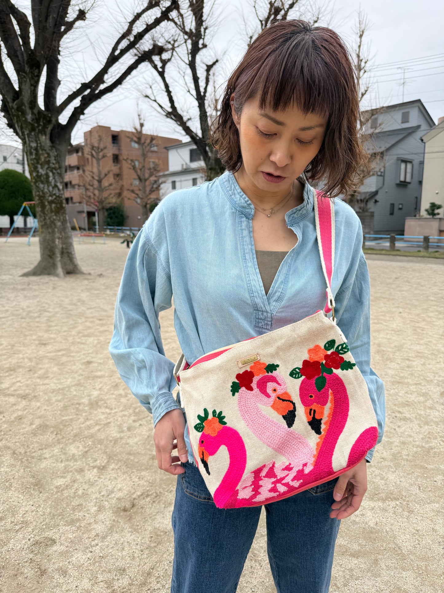 SunNSand フローラルフラミンゴショルダーバッグ