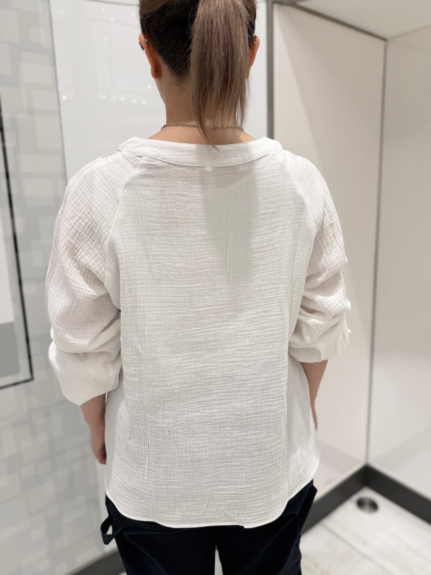 ピーサント Ｖネック刺繍トップス MCCOLIN