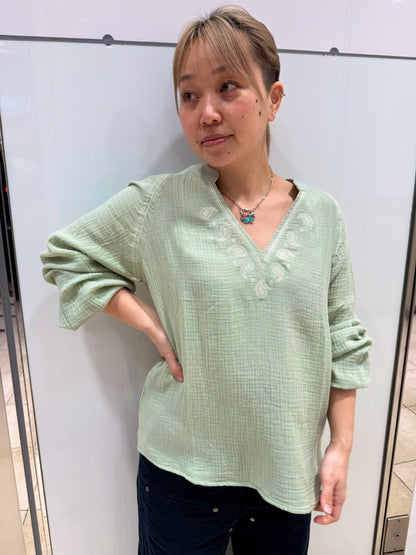 ピーサント Ｖネック刺繍トップス MCCOLIN