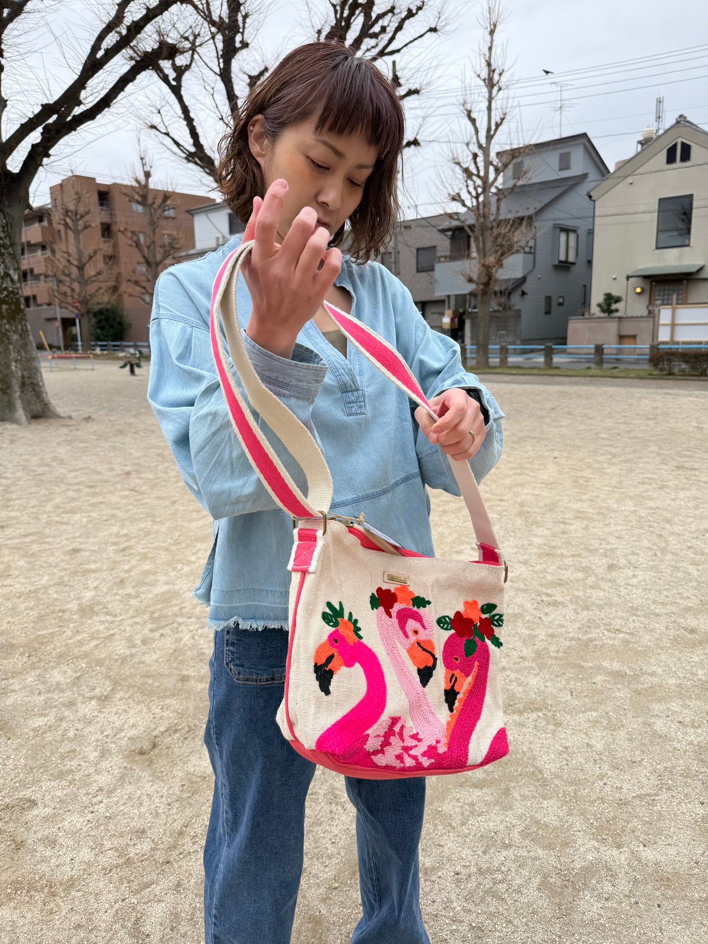 SunNSand フローラルフラミンゴショルダーバッグ