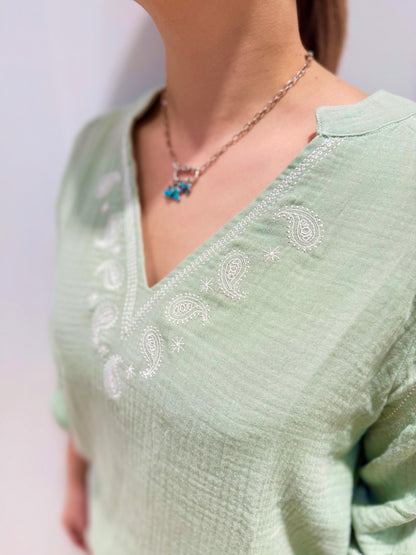 ピーサント Ｖネック刺繍トップス MCCOLIN