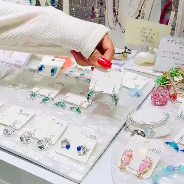 クラッシュターコイズ カジキモチーフ ダングルピアス｜海モチーフ