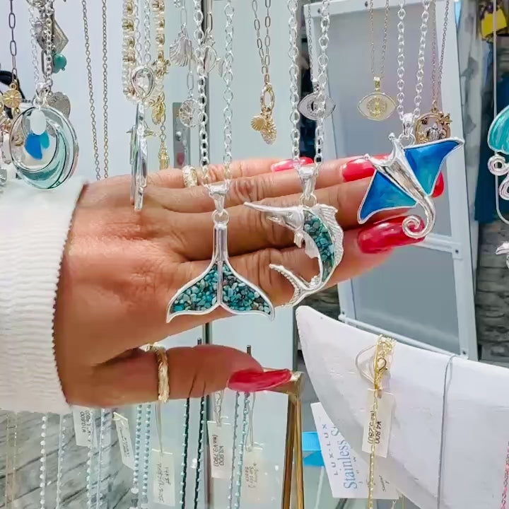 クラッシュターコイズ カジキモチーフ ペンダントネックレス｜海